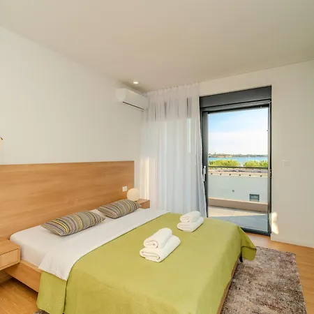 Beachfront Jugo With Seaview Вилла *
