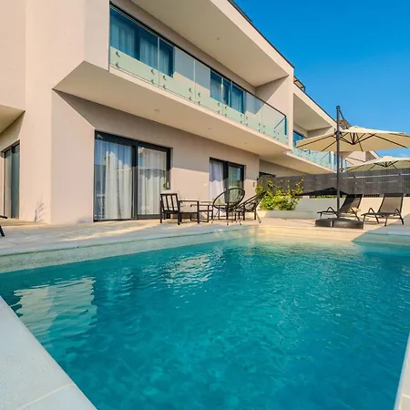 Beachfront Jugo With Seaview Вилла *